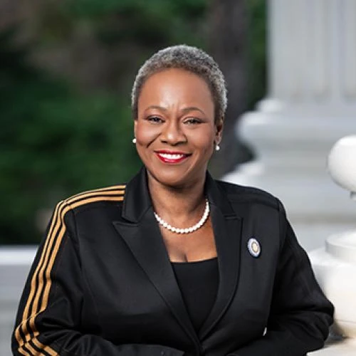 McKinnor, Tina